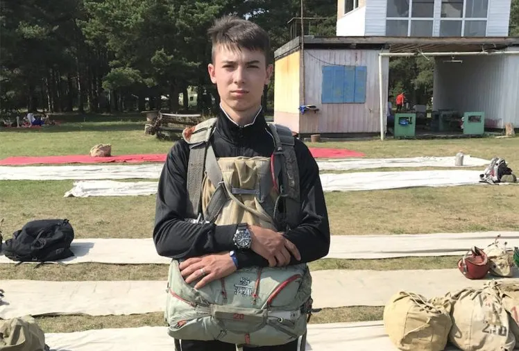 Un tânăr de 16 ani a jucat ruleta rusească pe stradă. E șocant ce a urmat. Trecătorii au leșinat