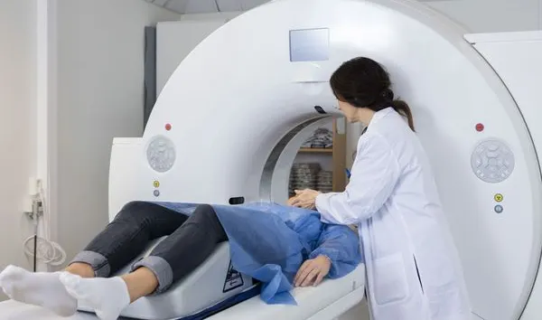 Un bărbat a murit după ce a fost înghițit de un aparat RMN