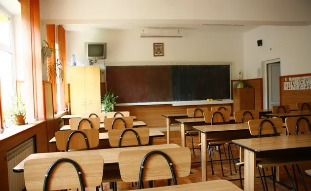 Scandal de proporţii: profesor de religie, acuzat de gesturi obscene în faţa elevilor (VIDEO)