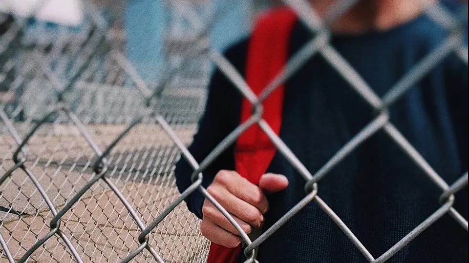 Agresată sexual în curtea școlii. O elevă de 14 ani, ținta unui bărbat care lucra în apropiere