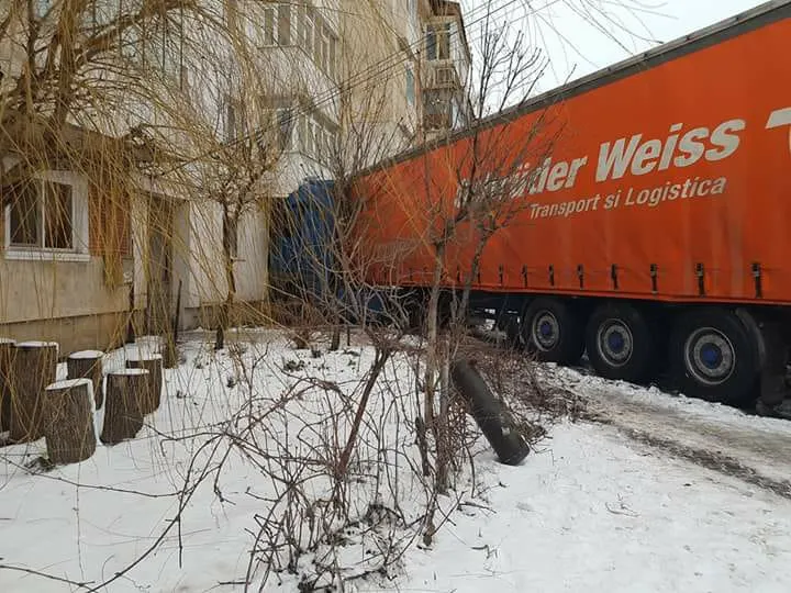 GALERIE FOTO. Accident atipic: un tir a derapat și a ajuns într-un bloc