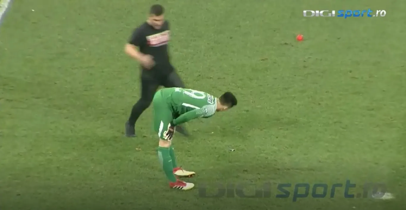 Putea ieși o tragedie. Un fan dinamovist a intrat pe teren și s-a dus la portarul FCSB. Ce-a urmat
