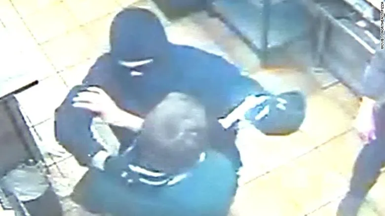 Angajații unei pizzerii au blocat un jaf armat, dar au paralizat când au văzut cine e atacatorul