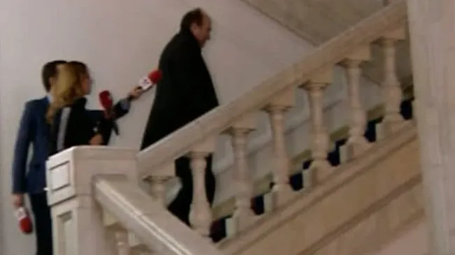 Tudorel Toader a fugit de jurnalişti pe scările din Minister. "Am auzit că sunt probleme cu site-ul"