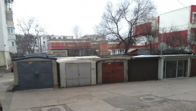 Ce au găsit polițiștii în garajul unui brăilean. Avea ușă termopan și antenă satelit