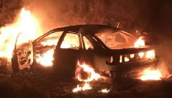 O maşină de lux, mistuită de flăcări pe o stradă din Argeş