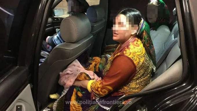 Descoperire stranie. Ce au găsit grănicerii sub fusta unei femei care voia să treacă în Ungaria