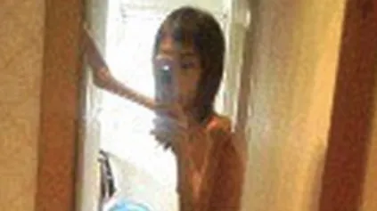 Tânăra înfometată aproape de moarte de bunicii ei rupe tăcerea: "Încă 10 minute şi mureai!"
