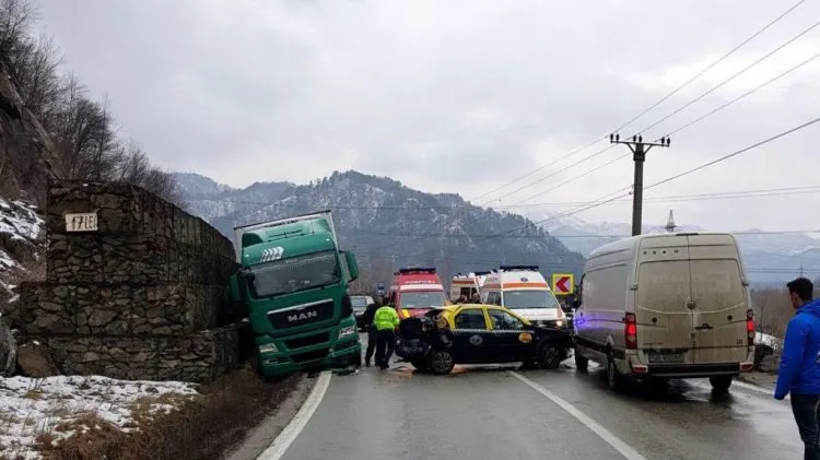 Dimineață NEAGRĂ pe șoselele din România. Un alt accident grav: trafic BLOCAT pe DN7