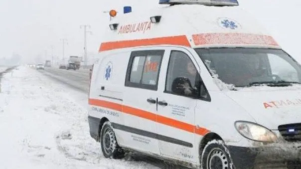 Situaţie dramatică la Constanţa: o ambulanţă cu doi copii a rămas blocată în nămeţi
