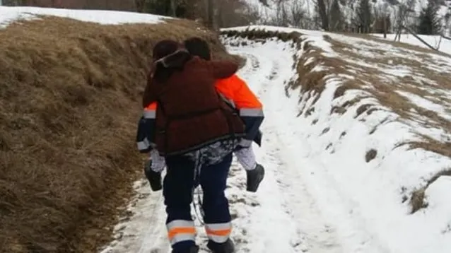 Ambulanţierul care a cărat pacienta în spate, notă explicativă pentru nerespectarea protocolului