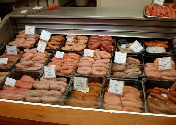 Ce substanţe chimice conţin cârnaţii din comerţ. Autorităţile, avertisment teribil!
