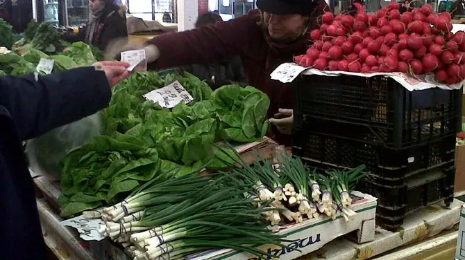 Mare atenţie! Greşeala pe care multă lume o face când cumpără salată şi ceapă verde sau ridichii