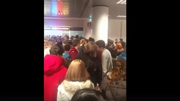Români blocaţi mai multe ore pe aeroport, în Roma. Curse anulate din pricina vremii severe