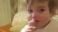 VIDEO. Copil de doi ani, surprins în timp ce fumează. Reacția părinților e halucinantă
