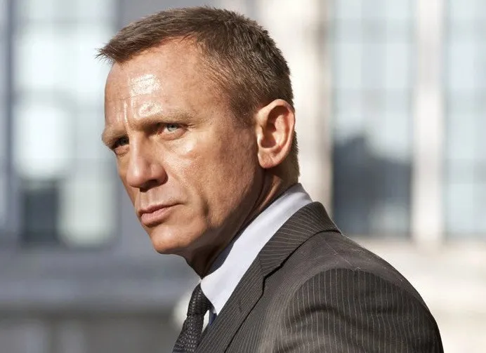 Cum arată bolidul Aston Martin pe care actorul Daniel Craig l-a scos la licitaţie