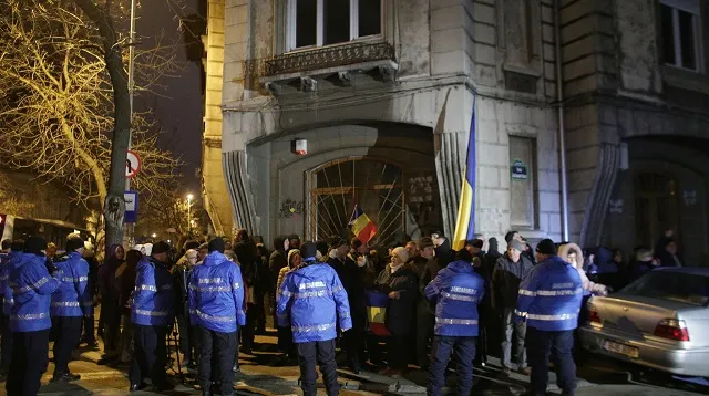 Protest în faţa sediului DNA. Au cerut demisia lui Kovesi. La miting au apărut şi contramanifestanţi