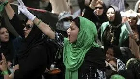 Zeci de femei au fost arestate în Iran după ce au apărut în public fără VOALUL MUSULMAN