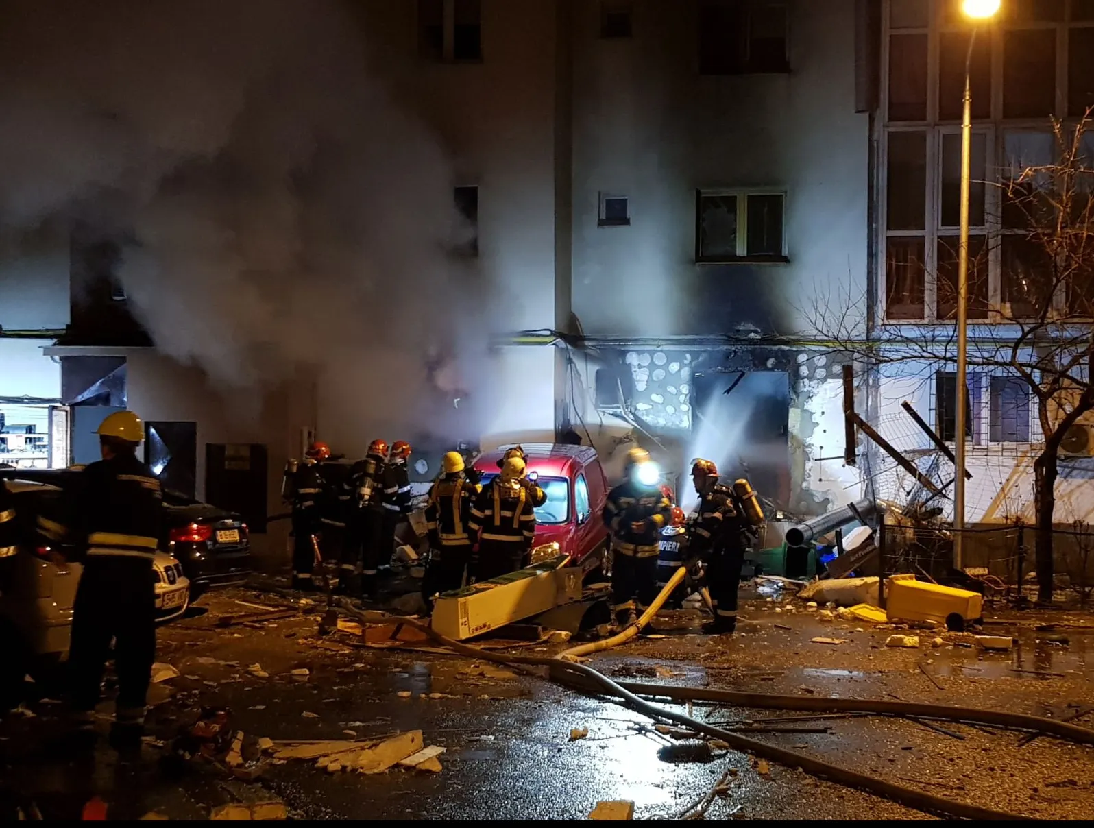 Explozie puternică la un restaurant din Capitală - Galerie Foto