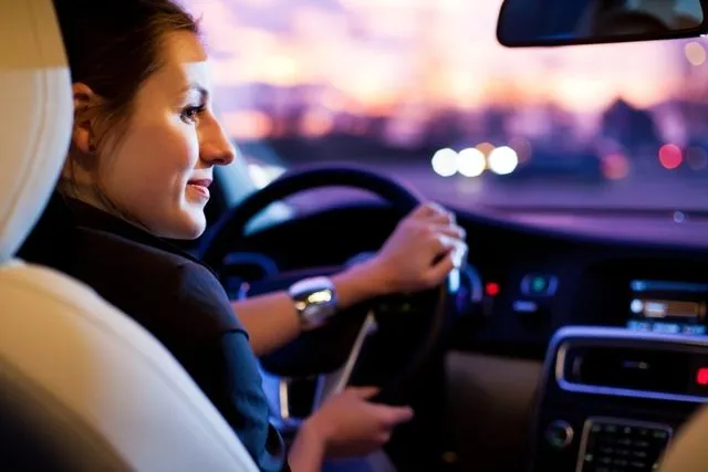 A dat să pornească maşina, când a văzut ceva ciudat în bord.Şi-a sunat soţul: E un bărbat la toaletă