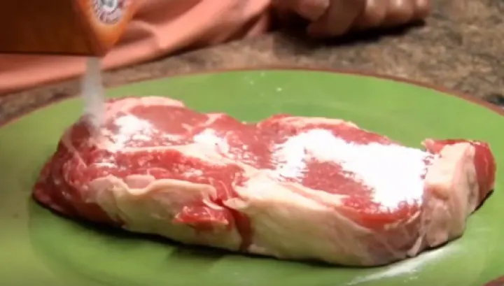 A turnat bicarbonat de sodiu pe carnea crudă. Motivul? Rămâi fără cuvinte