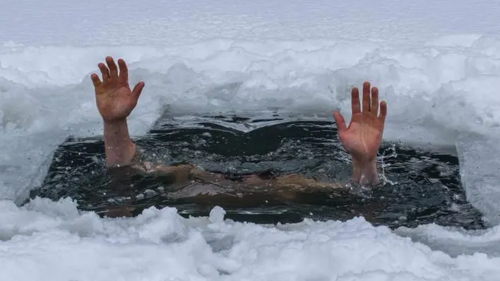 Experienţă extremă ca sa prindă câţiva păstrăvi (VIDEO)