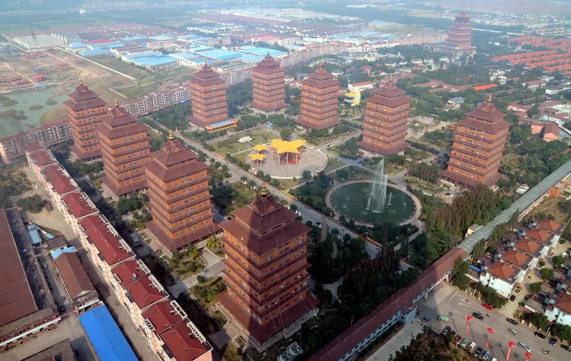 Cum arată cel mai bogat sat din China. Ești milionar, dar dacă pleci de aici rămâi sărac lipit