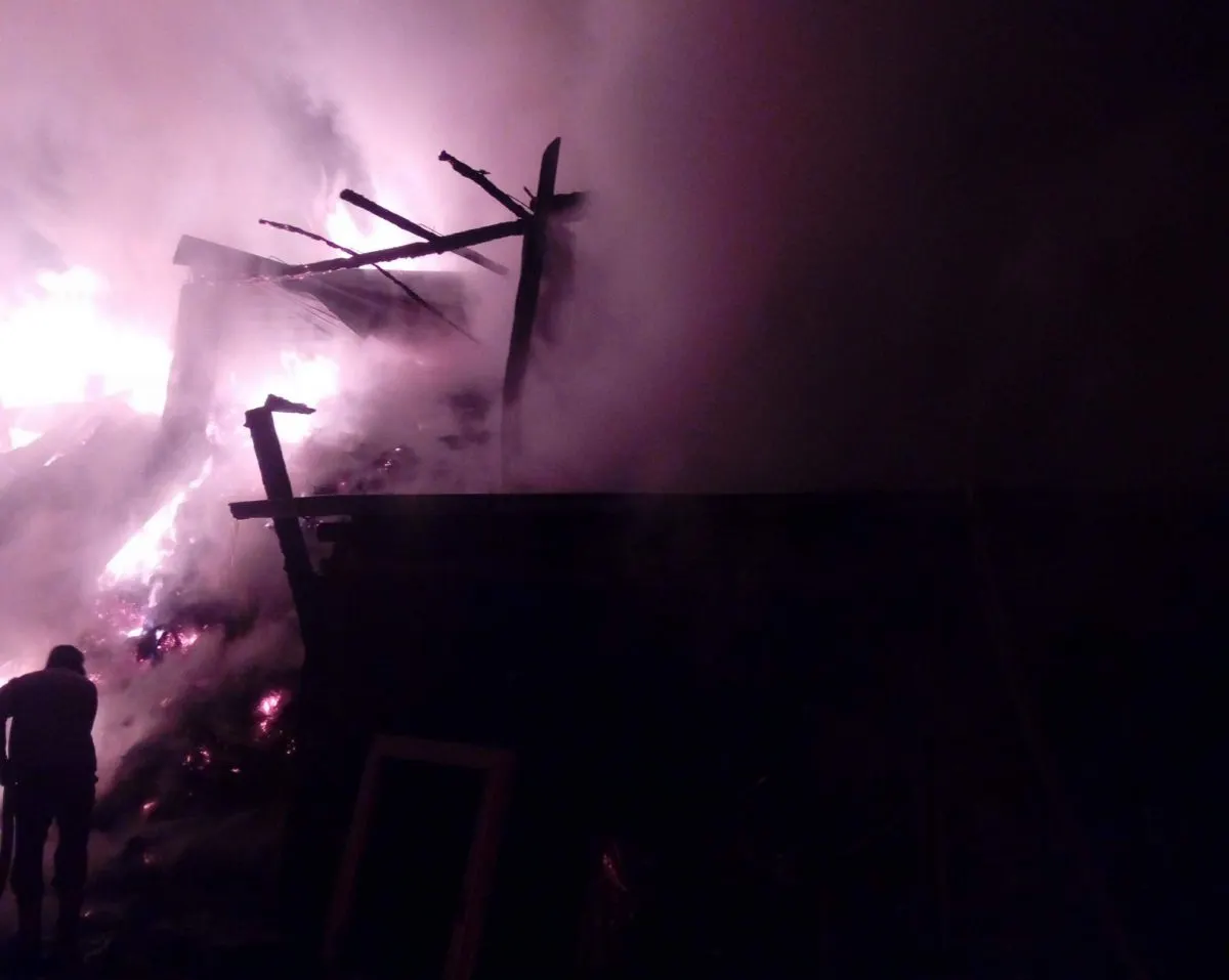 Incendiu de proporţii, flăcările se puteau vedea de la câţiva kilometri (FOTO)