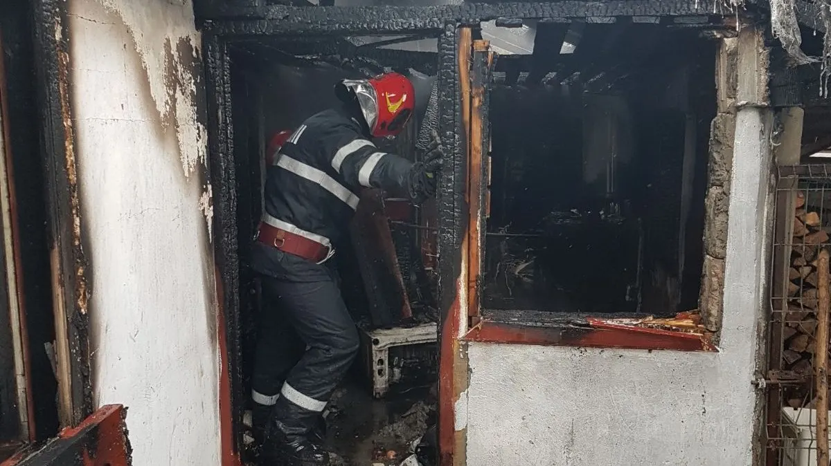 O mamă şi copilul ei de doi ani, găsiţi morţi într-o casă incendiată