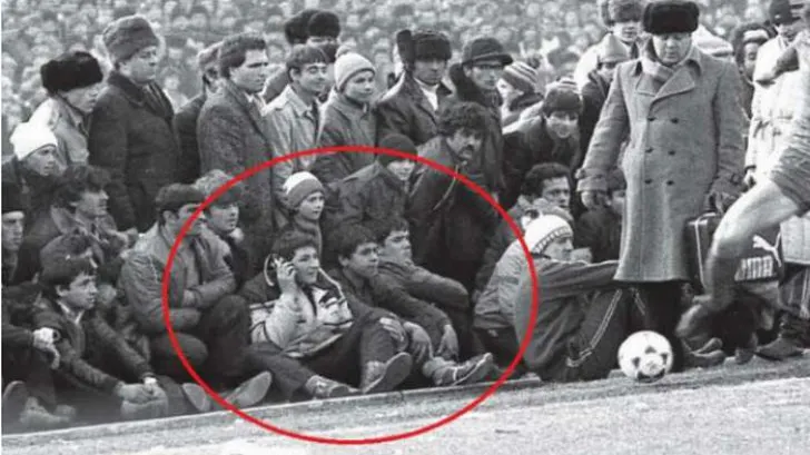 Poza din anii '80 care a contrariat internetul. Cine este tânărul care vorbeşte la telefon mobil?