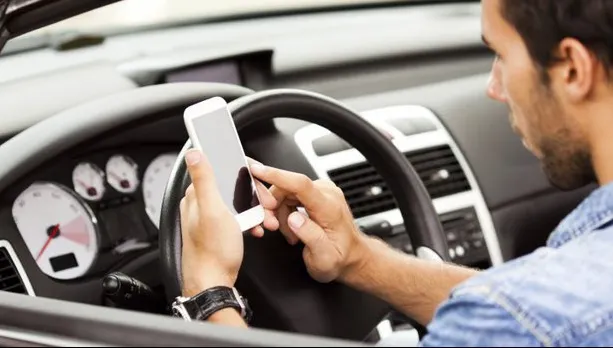 Ţara unde şoferii nu mai au voie să folosească mobilul nici când maşina este oprită