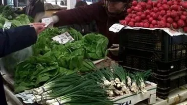 Greşeala pe care multă lume o face când cumpără salată, ceapă verde sau ridichi 