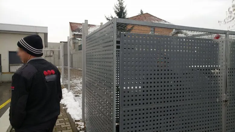 Revoltător! Paznicii unui supermarket din România au închis o femeie într-o cușcă!