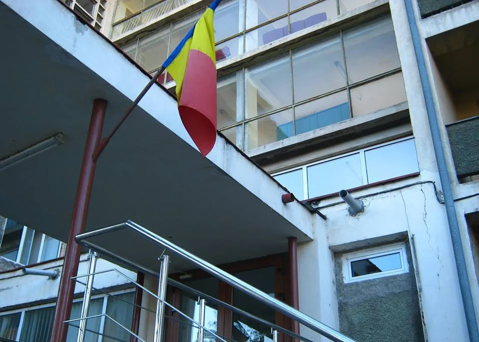 Alertă şi anchetă a poliţiei la Motru, după ce un copil de 4 ani a murit de meningită