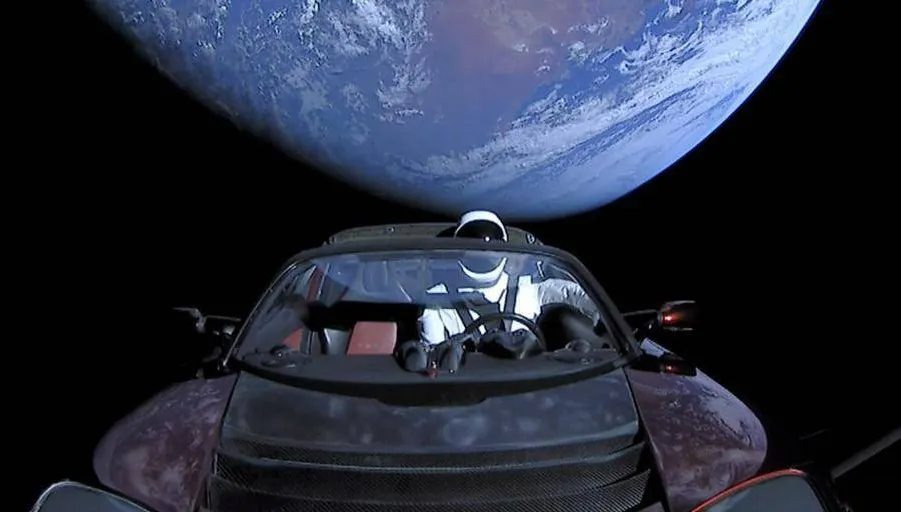 Astronomii au capturat imagini cu mașina lui Elon Musk în spațiu