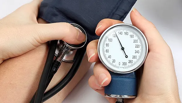 Aşa scazi tensiunea arterială în 5 minute, fără medicamente. Trucul i-a surprins pe medici!