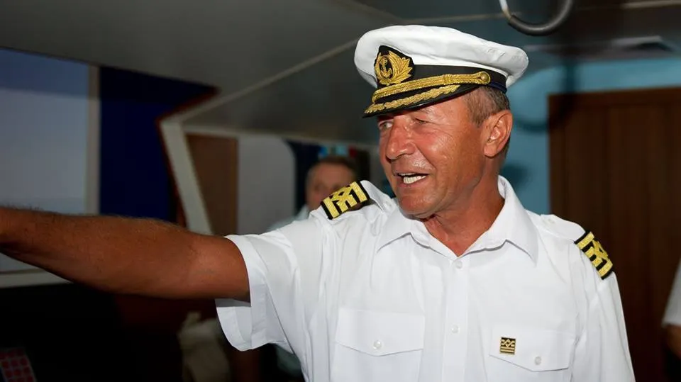 Băsescu, mesaj către Iohannis: Nu abdica în faţa lui Daddy, că nu eşti rege