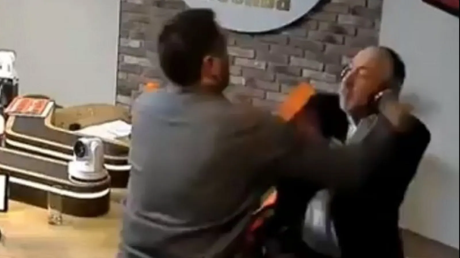 Doi jurnalişti s-au luat la bătaie în direct. Motivul e halucinant!