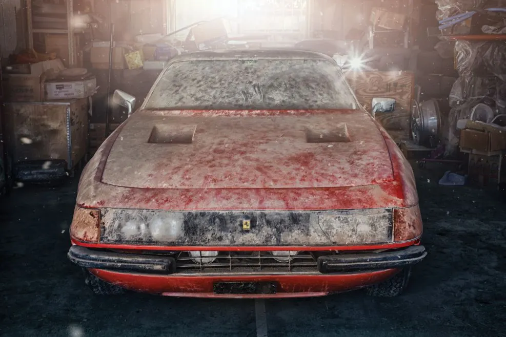 Au găsit un Ferrari Daytona unicat, prăfuit, uitat în hambar. S-au uitat în bord, ŞOC. E o avere