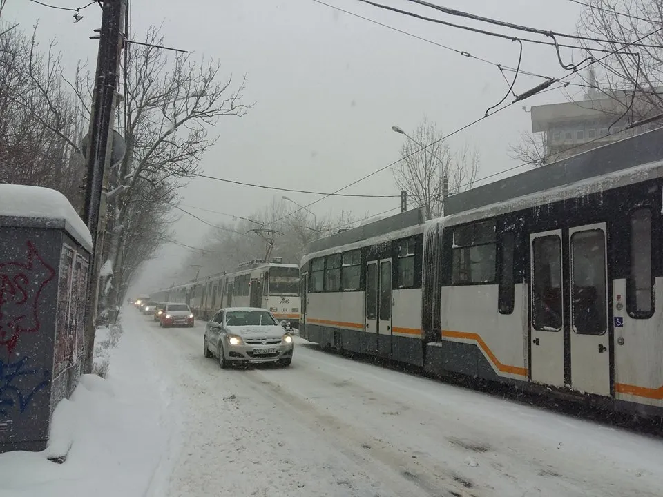 Blocaj pe linia tramvaiului 41, vineri dimineaţă, din cauza zăpezii - FOTO