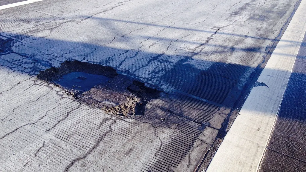 A2, cea mai circulată autostradă din România, a devenit un dezastru din cauza gropilor