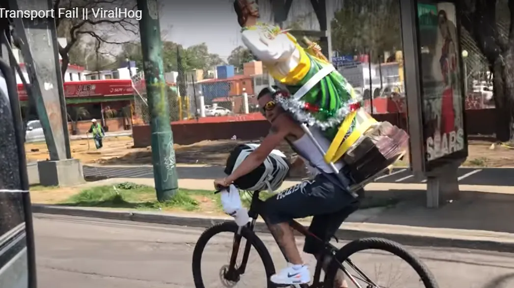 De tot râsul! Ce a putut să facă un biciclist cu unul dintre cei 12 apostoli!
