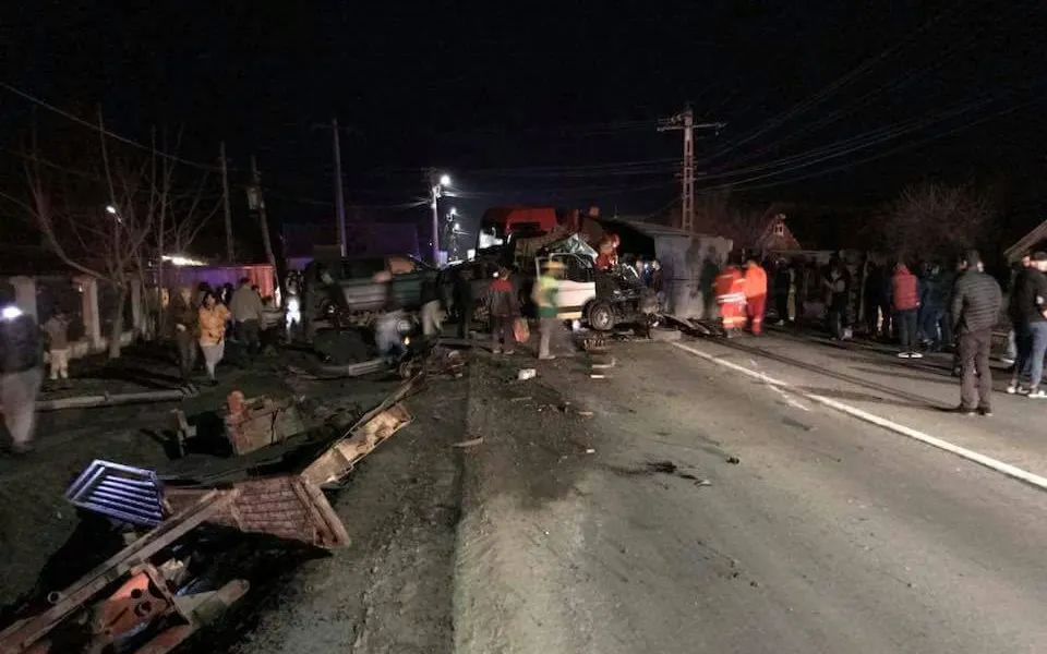 Accident cumplit pe E60, trei oameni grav răniţi, circulaţia blocată în judeţul Mureş