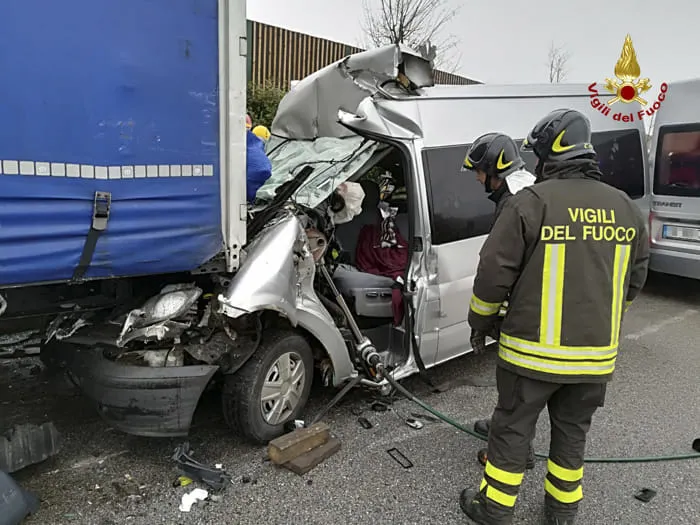 Accident îngrozitor în Italia, cu un microbuz înmatriculat în România. Trei victime