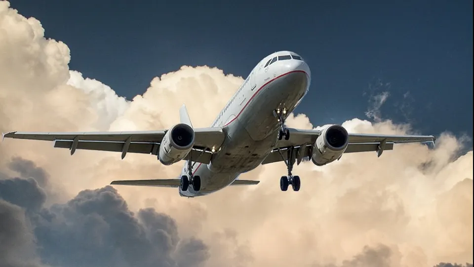 De ce n-ar trebui să dormi niciodată în avion la decolare sau aterizare