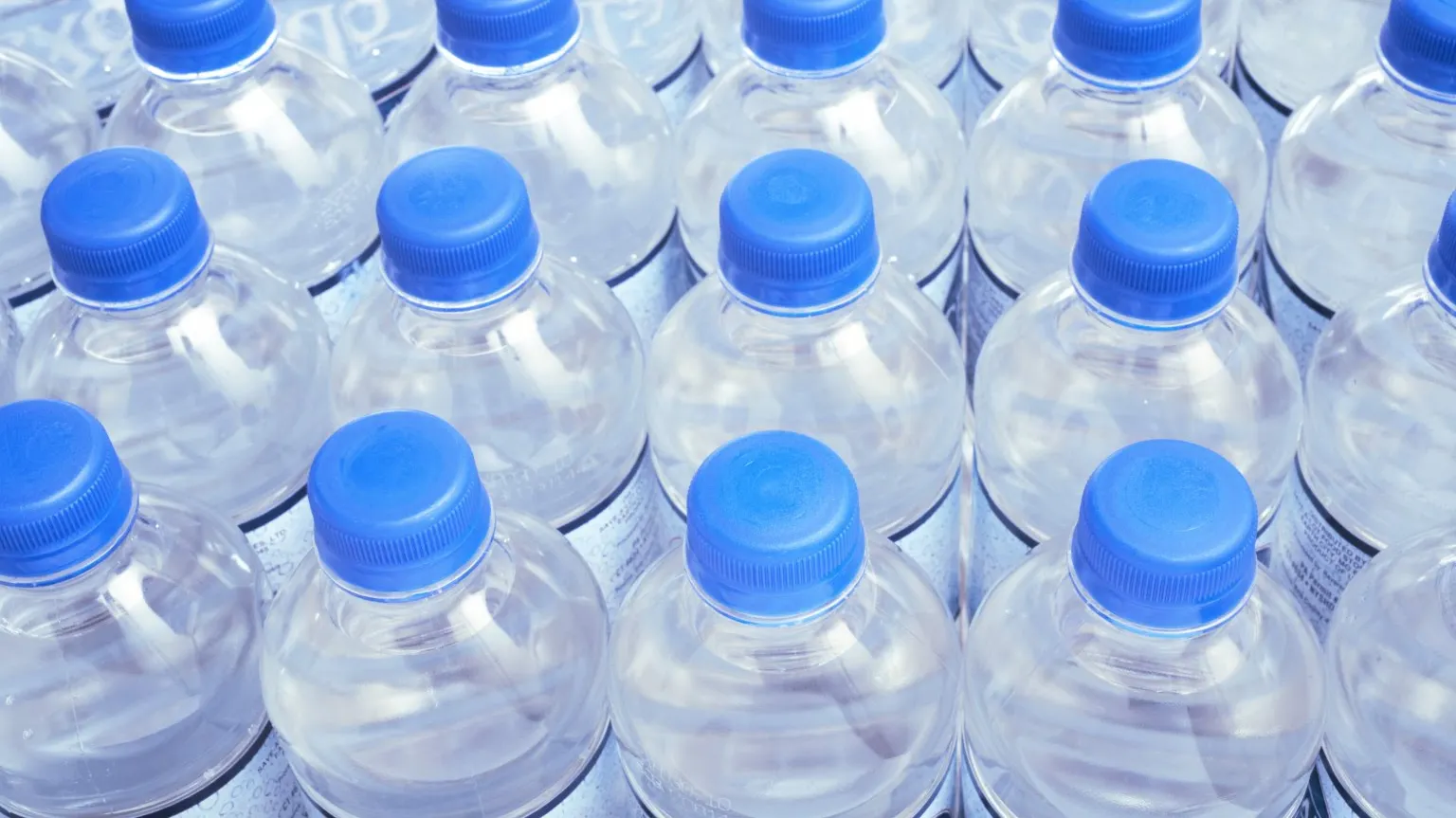 Microparticule de plastic în apa îmbuteliată - cât de periculos este acest lucru pentru sănătate