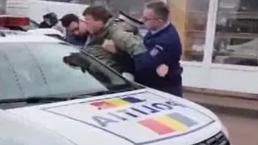 Scene halucinante la Piatra Neamț: a traversat ilegal, a făcut scandal, pus la pământ de poliţişti