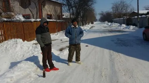 Cine sunt asistaţii social făcuţi celebri de poştăriţa din Dâmboviţa: "Vine ameţeala când muncesc!"