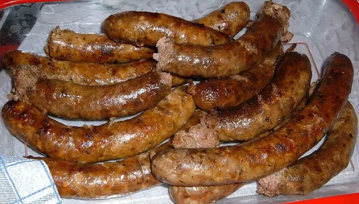 Cum se prăjesc corect cârnaţii. Ai făcut-o greşit până acum - secretul care îi face delicioşi!