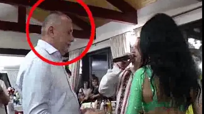Chef de chef cu primarul din Străulești. A aruncat sute de lei maneliștilor, la o petrecere 